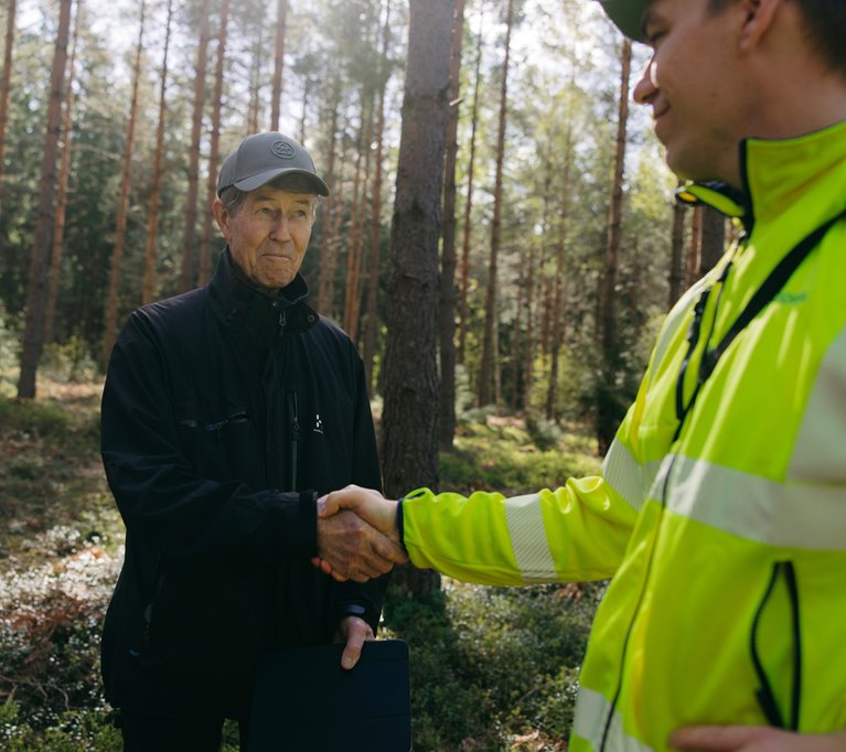 Södra rådgivare skakar hand med skogsägare