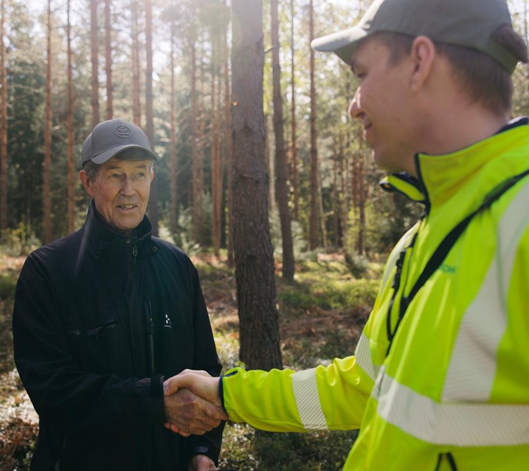 Handslag mellan medlem Lars Strömgren och rådgivare Simon Almén