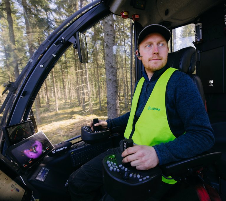 Entreprenör Johan Andersson sitter i sin skördare.