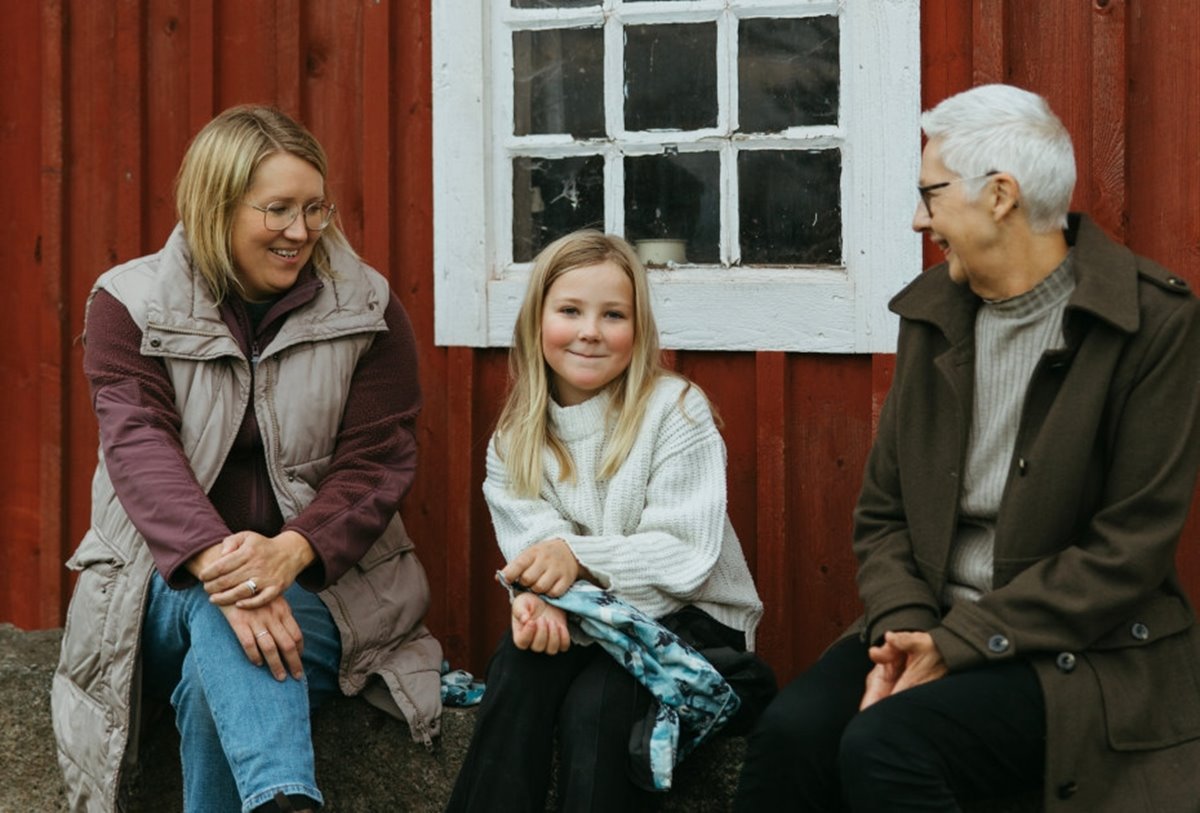 Generationsskifte på Genestorp, Södergård i Värends Nöbbele. Frida och Viola Svensson och Annika Pettersson 