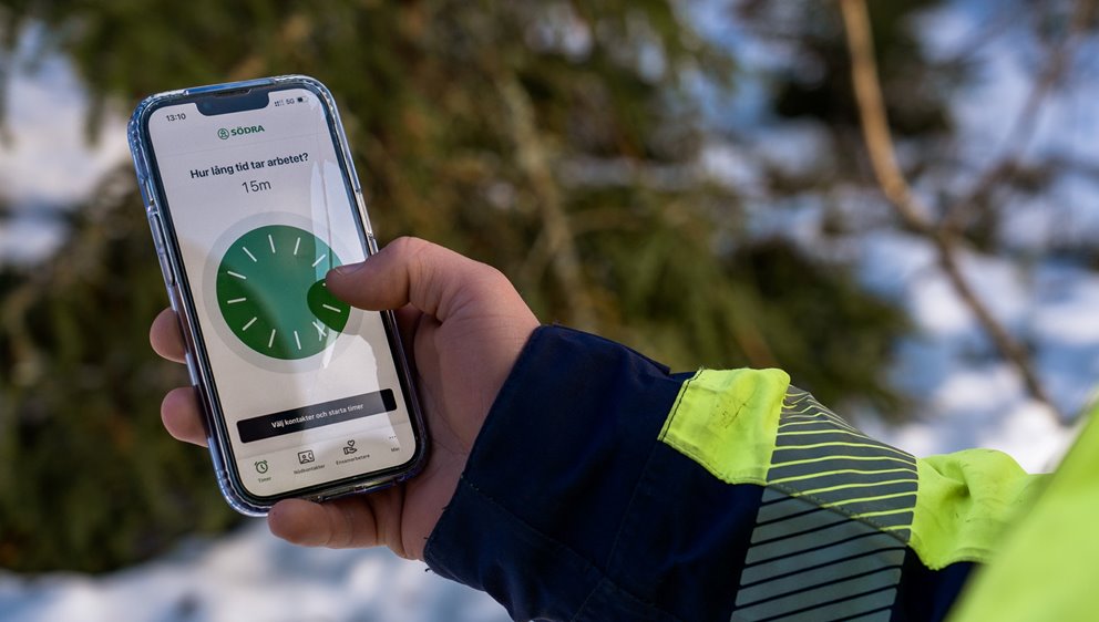 Rådgivaren Linus Olsson tittar på mobiltelefonen. Och sätter igång appen Tryggve.