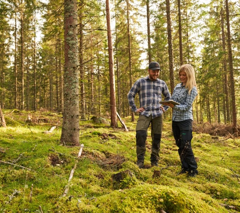 Skogsinspektor medlem 2020. 
Från vänster Albin Carlsson, skogsinspektor Åsa Andersson.