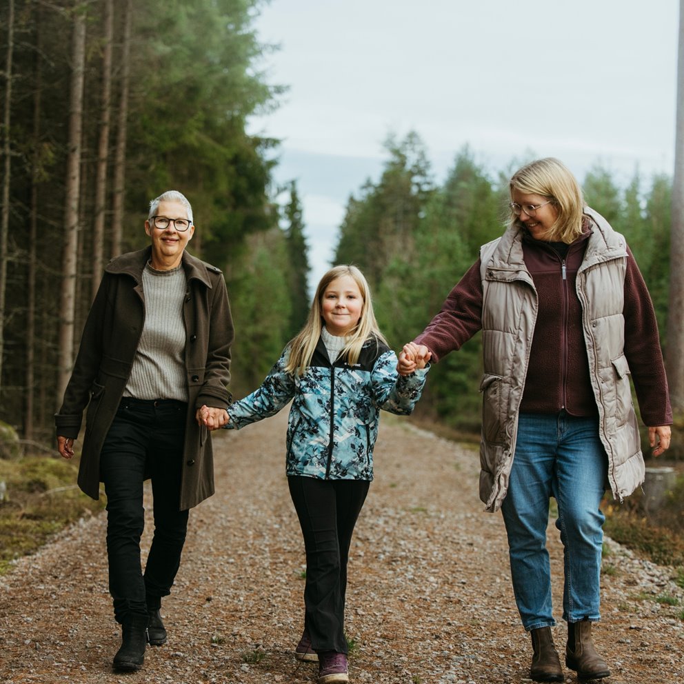 Generationsskifte på Genestorp, Södergård i Värends Nöbbele. Annika Pettersson, Viola och Frida Svensson