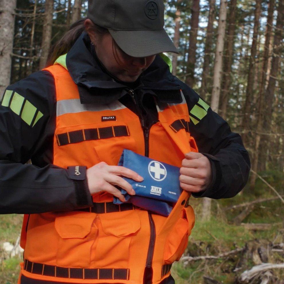 Första förband ska alltid tas med i utrustningen närmast kroppen.