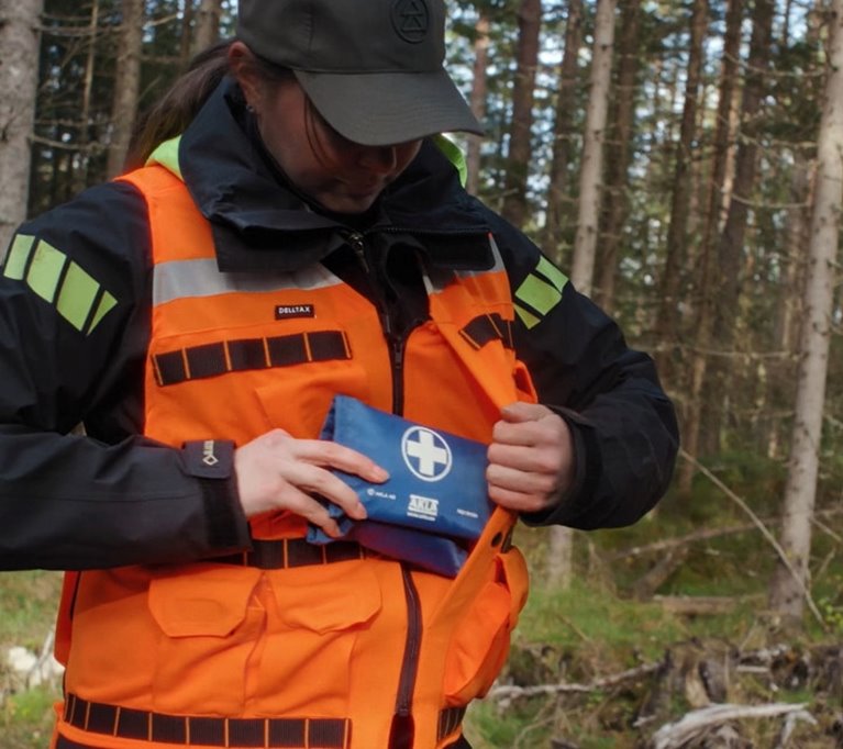 Första förband ska alltid tas med i utrustningen närmast kroppen.