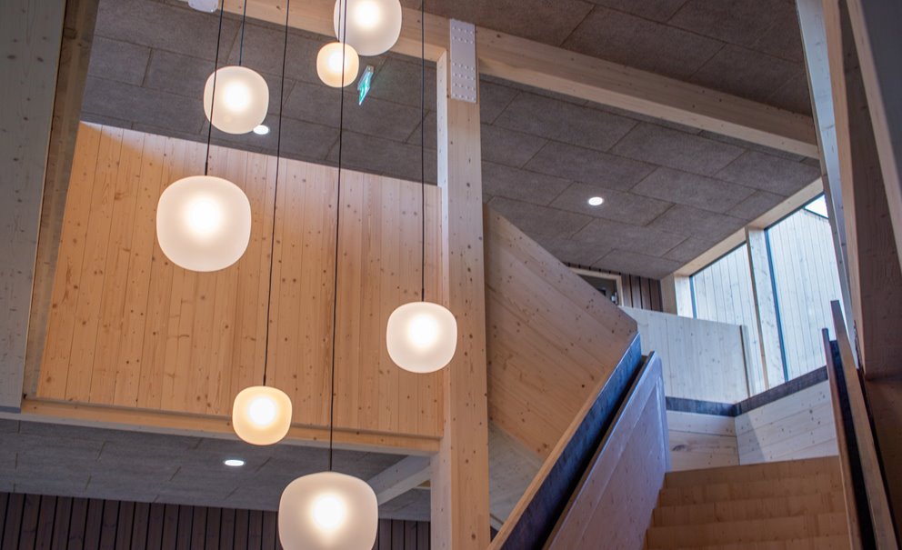 Servicekontorets kontrosbyggnad, Pantängen, byggd i KL-trä. Specialbyggd spiraltrappa i KL-trä.