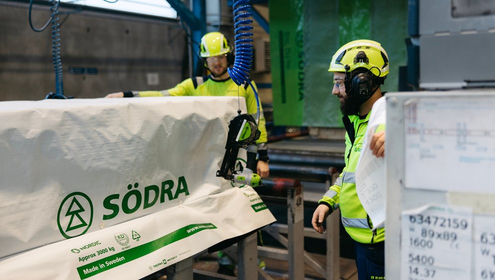 Efterbehandling/Justerverk Södra Wood Värö. Kalle Vollstedt och Halim Gjata vid virkespaket.