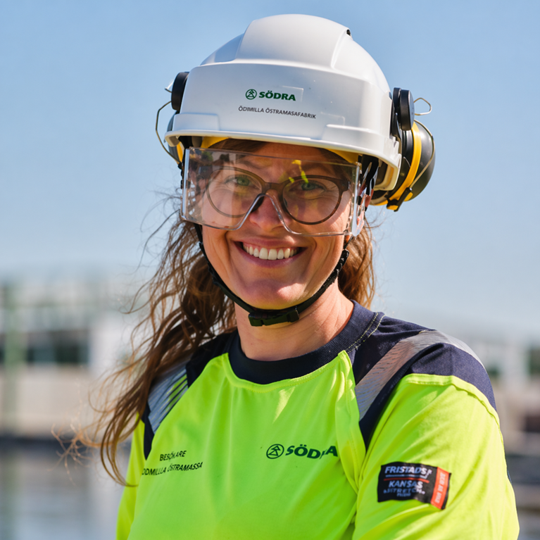 Daniella Johansson, Södras representant i Energikommittén inom Skogsindustrierna. Obs! AI-generat hakband på hjälmen.