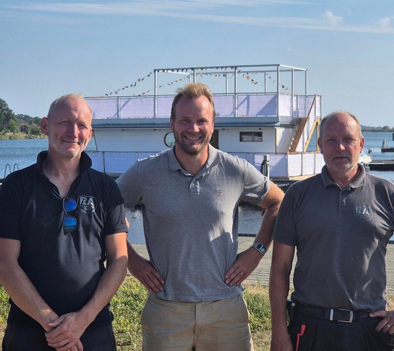 Projektledare SBS Daniel Arvidsson med Tord Andersson, husbåten Märta